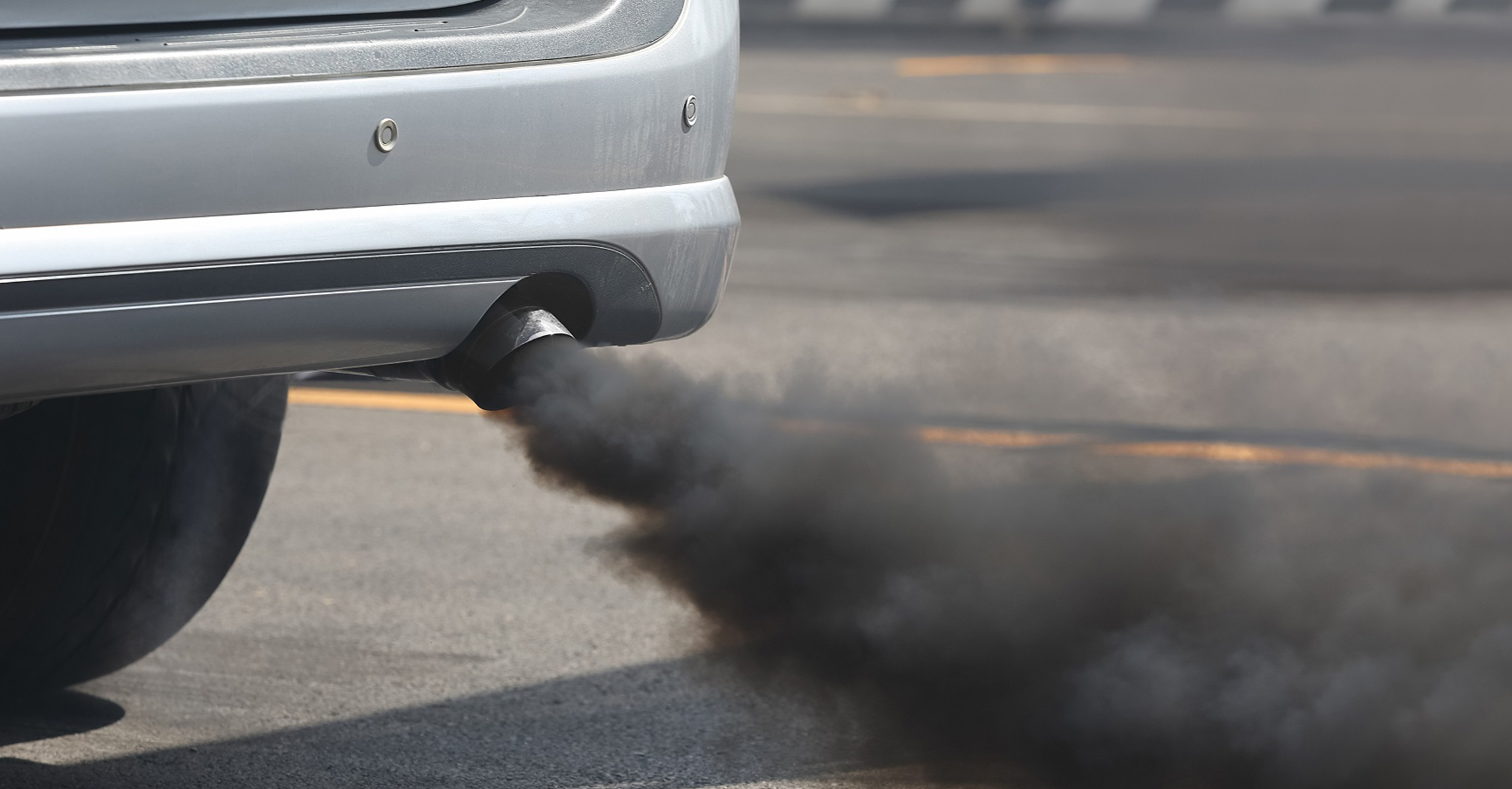 Черный дым при резком нажатии на газ. Автомобильные выхлопы. Выхлопная труба автомобиля. Выхлопные ГАЗЫ автомобилей. Выброс выхлопных газов автомобилями.