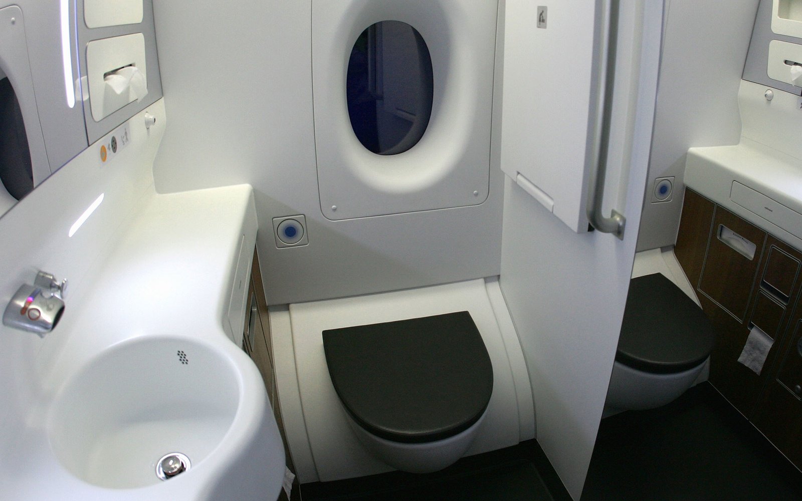 туалет в самолете