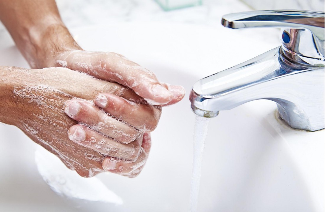 Чем разрешено очищать руки после работы?